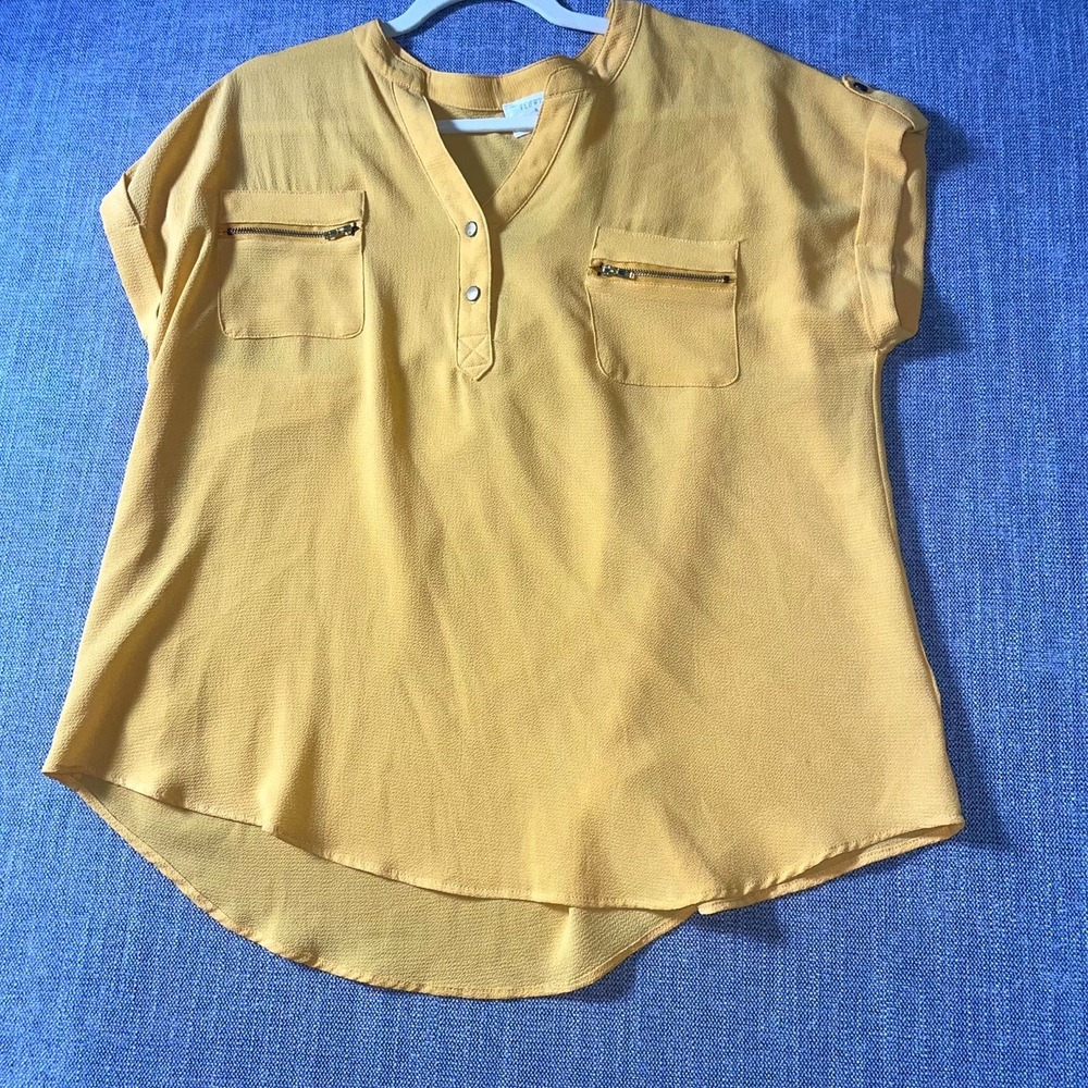 Flower & Feather Blouse Top Womens 1XL Mustard Yellow Roll Tab Sleeve Curved Hem